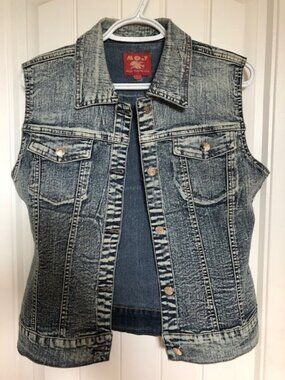 Sleeveless denim jacket